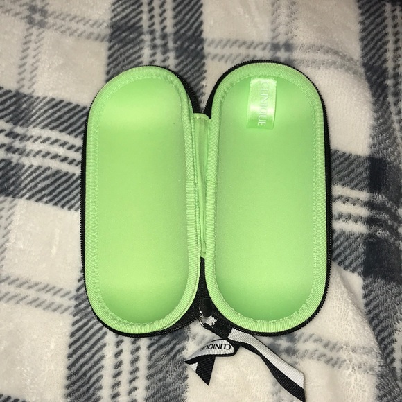 NWOT Two Color oval Clinique bag - Picture 4 of 4